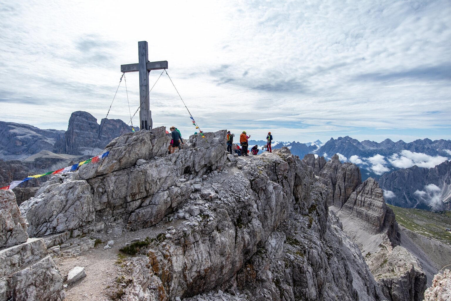 Der Gipfel ist gut besucht, die meisten sind von Süden gekommen, wir von Norden.