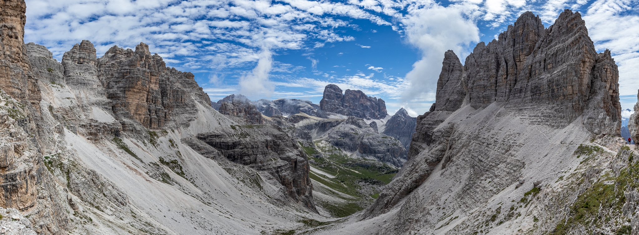 Im Abstieg erschliesst sich ein geniales Panorama.