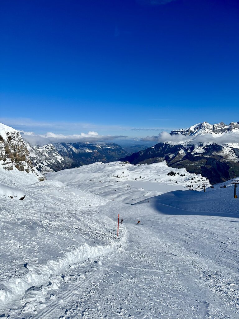 Um 10:30 liegen die Jochpasspisten jetzt in der Sonne.
