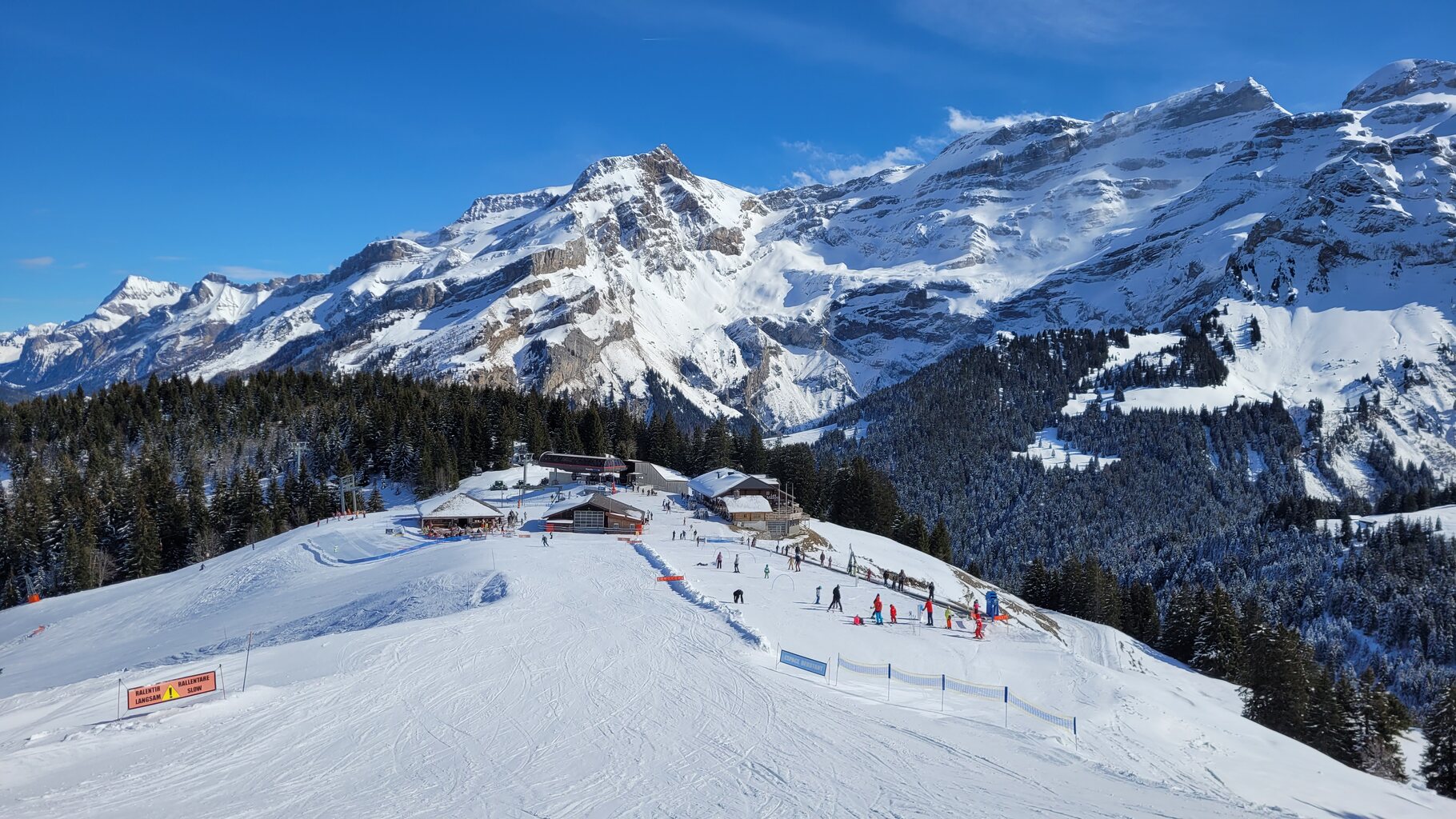 Les Mazots mit spektakulärem Hintergrund