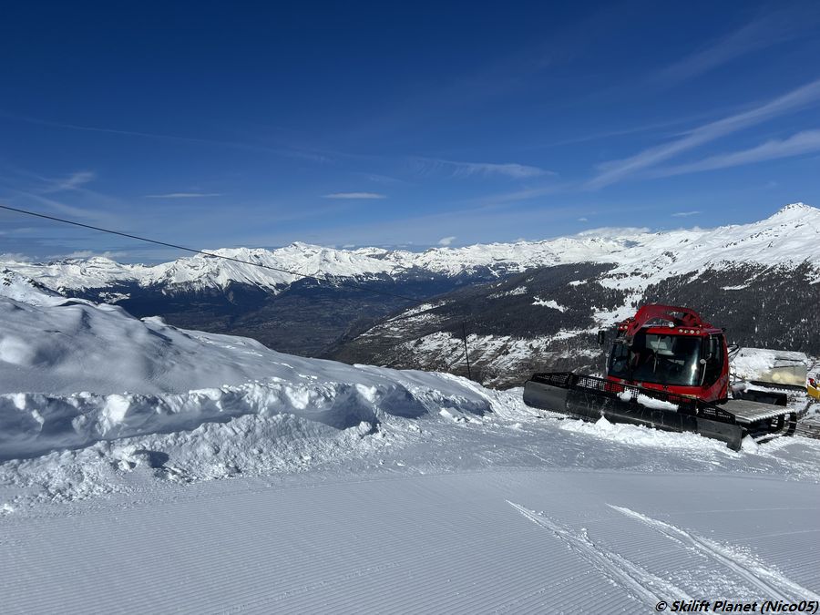Pistenfahrzeug in Panne im oberen Teil der Piste von Vendes