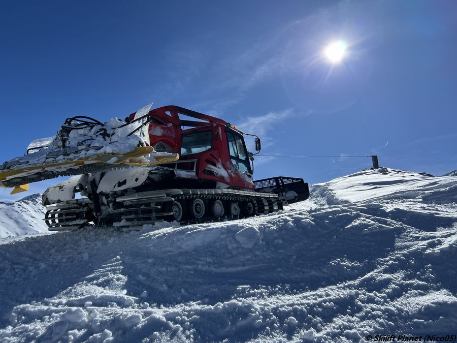 Pistenfahrzeug in Panne im oberen Teil der Piste von Vendes