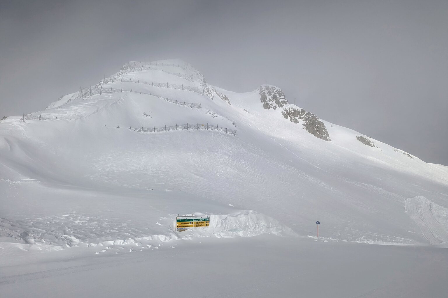 Morgens beim Ausstieg aus dem Gamsjet ist der Grubigstein noch in Wolken.