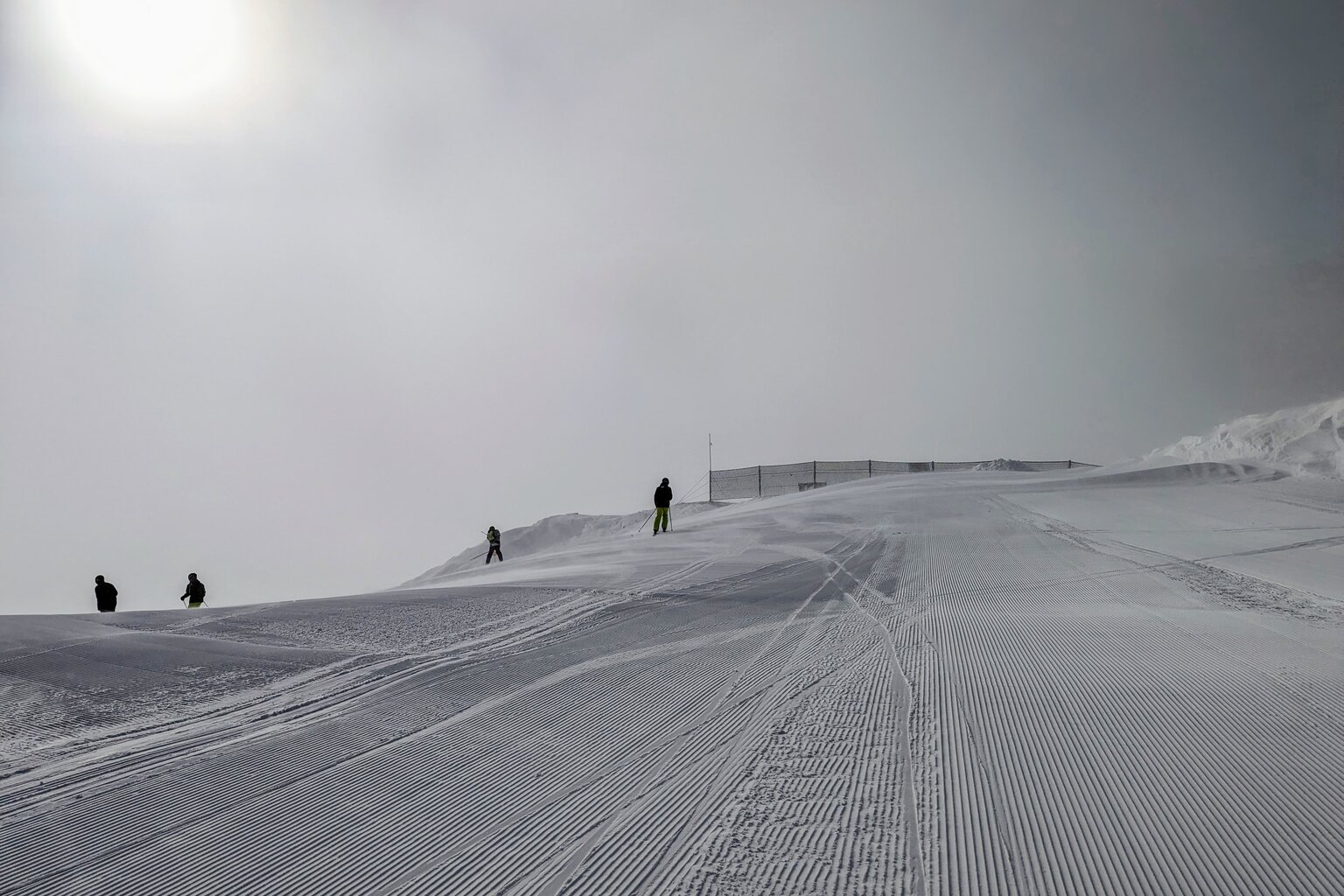 Blick zum Start der Panoramaabfahrt - die Sonne schaut schon durch, die Bodensicht ist gut.