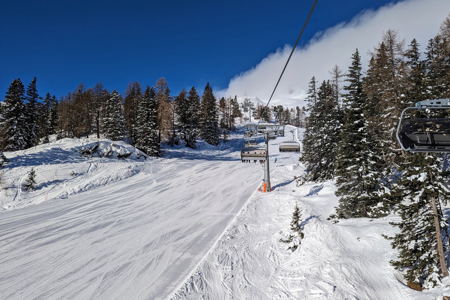 Gamsjet mit Panoramaabfahrt ganz unten. Die Bäume haben noch Schnee - der Wind hat aber Einiges verblasen heute.