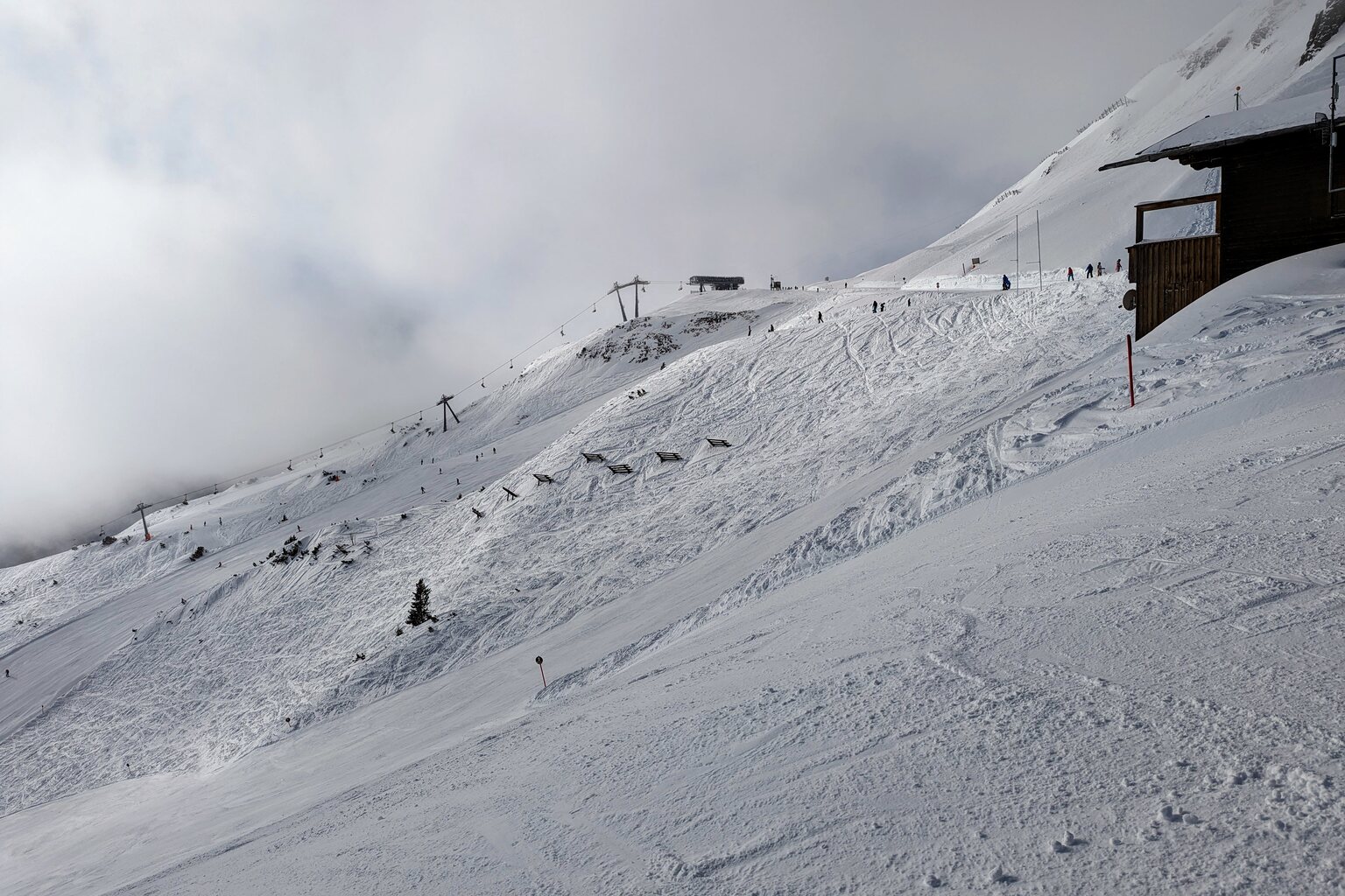 Blick vom Start in die schwarze 2 rüber zum Gamsjet. Hier sieht man, dass man auch direkt am Aussieg der Grubig II hätte starten können.