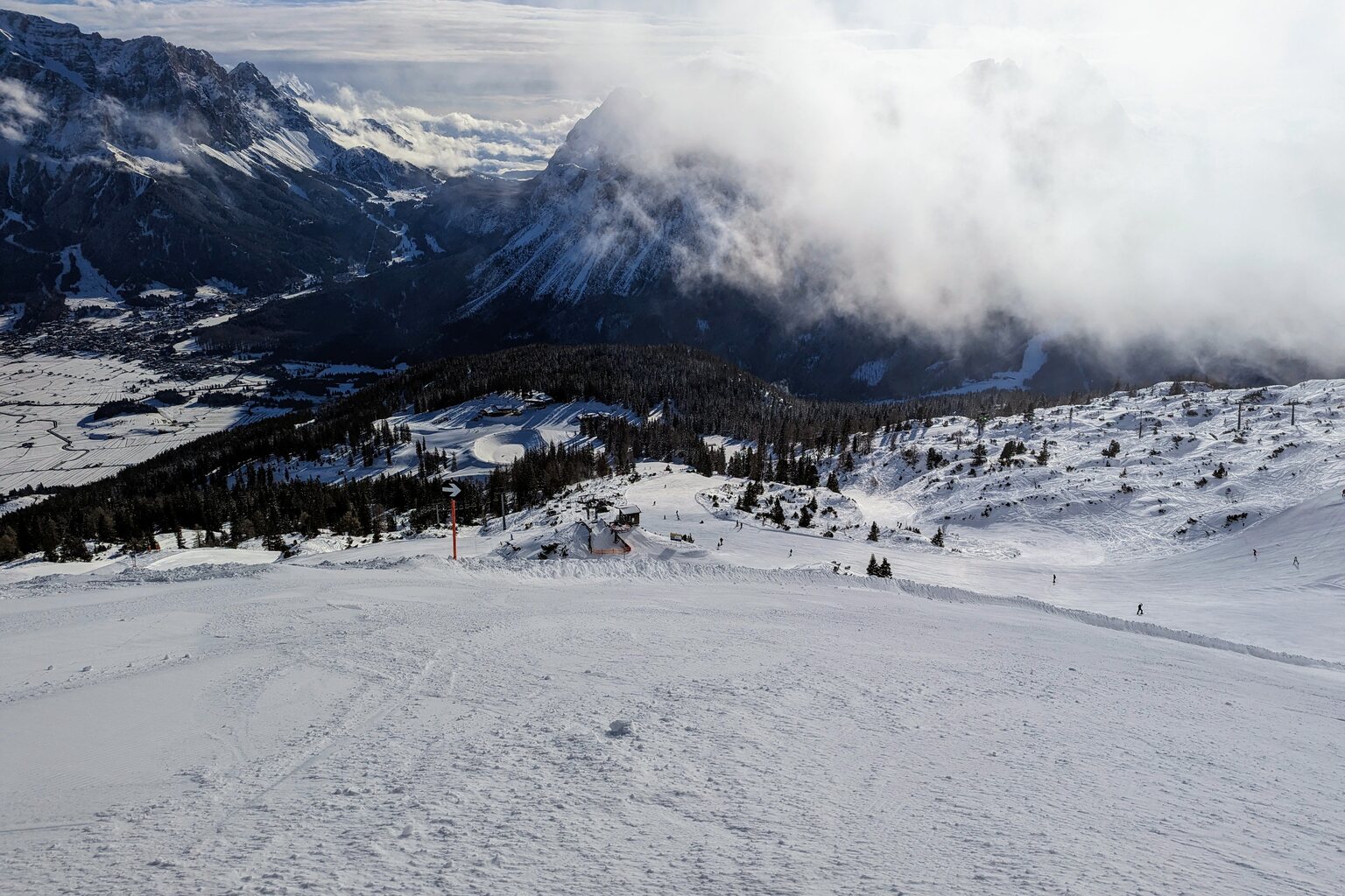 Blick Richtung Grubigalm (hinter dem fast leeren Speicherteich). Hinten das Skigebiet Ehrwalder Alm.