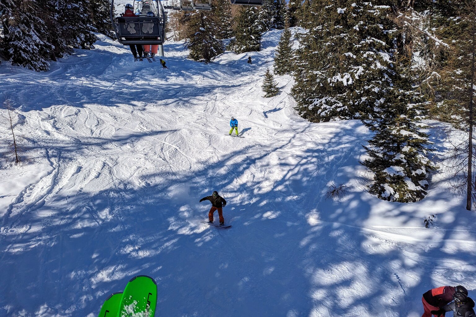 Off-Piste unter der Schihüttenbahn.