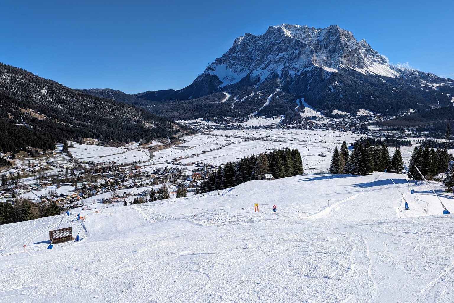Im unteren Bereich des Skigebietes. Links geht es zum roten (relativ steilen) Schlusshang zur Grubig I - den habe ich gar nicht erst probiert. Rechts die blaue Variante Richtung Hochmoosexpress - oder über die blaue Variante zur Grubig I.
