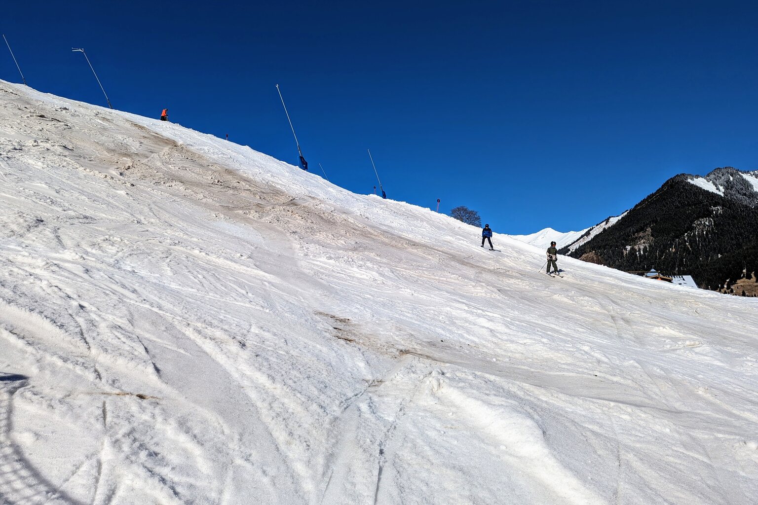 Zufahrt zum Hochmoos-Express (noch am späten Vormittag!) - links der Steilhang, mittig kommt die "blaue" Pistenvariante an.