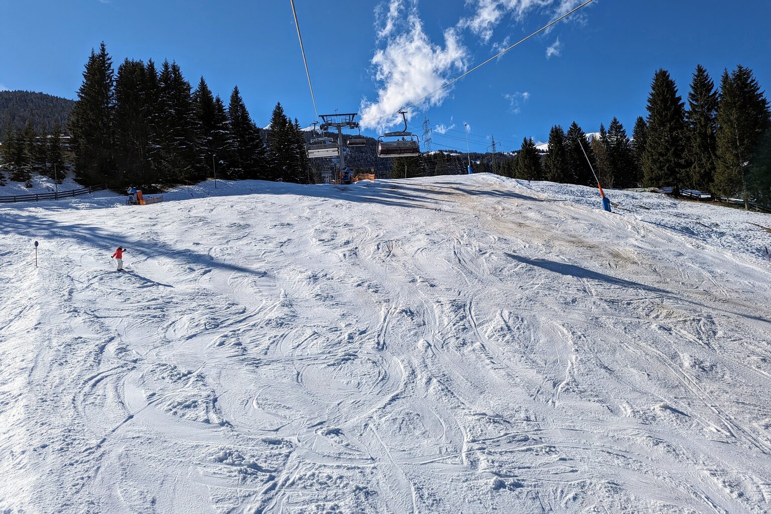 Unterer Bereich der blauen Piste unterhalb vom Hochmoos-Express. Auf der hier linken Seite noch ganz ok, die andere Seite sollte man vermeiden.