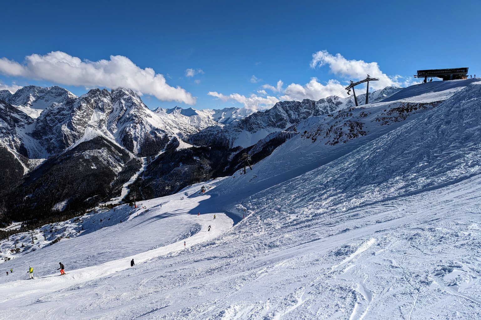 Nochmal ein Blick am Nachmittag. Auch diese Piste hier ist eine "inoffizielle" Variante. Im Hintergrund Bieberwier.