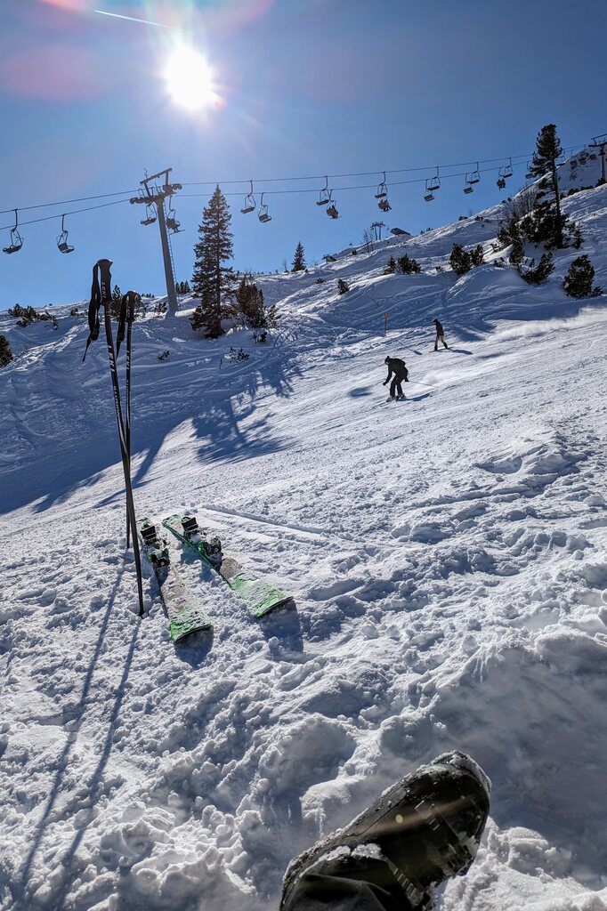 Zum Schluss noch eine kleine Pause in der Sonne auf der Bank an der Piste 6.