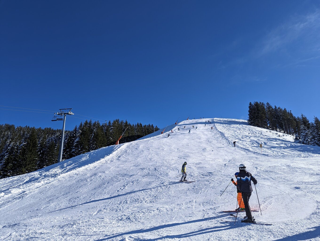 Schulgruppe auf der schwarzen, fast alle stürzten, 2 Skier flogen vor mir quer über die Piste