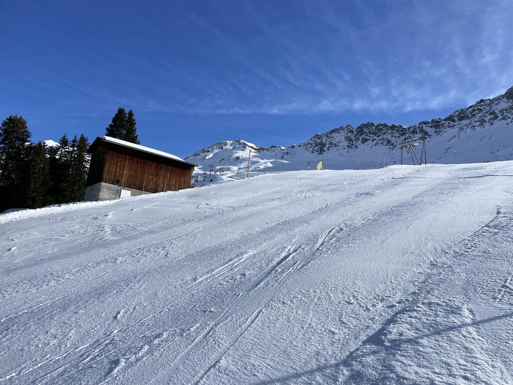 IMG_4534.jpeg (492.42 KiB) 5858 mal betrachtet Bei mir dauert es normalerweise lange, bis ich mich über mangelnde Präparation beschwere, da es mir nicht so wichtig ist. Klar ist ein schöner Teppich genial, aber für mich gibt es Wichtigeres. An diesem Tag war der Zustand der Pisten aber auffällig schlecht. Hier ein Sinnbild für die Präparation am Sonntag, 18.2.24. Wobei es auf dem Bild besser ausschaut, als es in Wirklichkeit war.