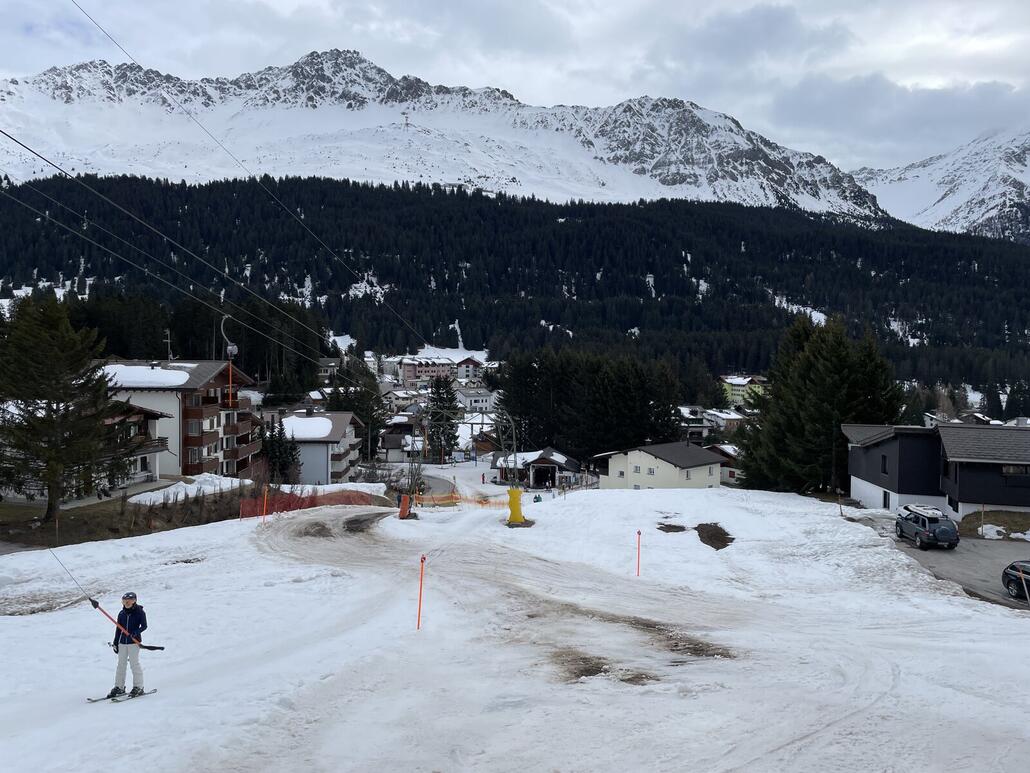 IMG_4560.jpeg (383.33 KiB) 5789 mal betrachtet Wo ist hier die Piste? Ach, richtig: Dort, wo es braun ist.