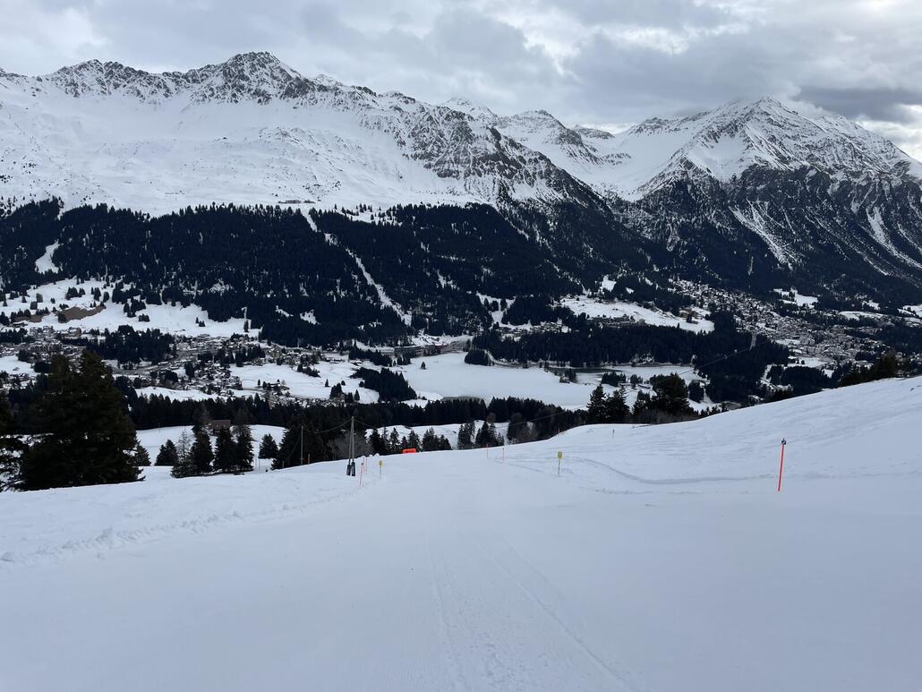 IMG_4557.jpeg (341.65 KiB) 5859 mal betrachtet Da der Cumacheals aufgrund des Windes geschlossen blieb, waren die dazugehörigen Pisten auch um die Mittagszeit noch beinahe jungfräulich.