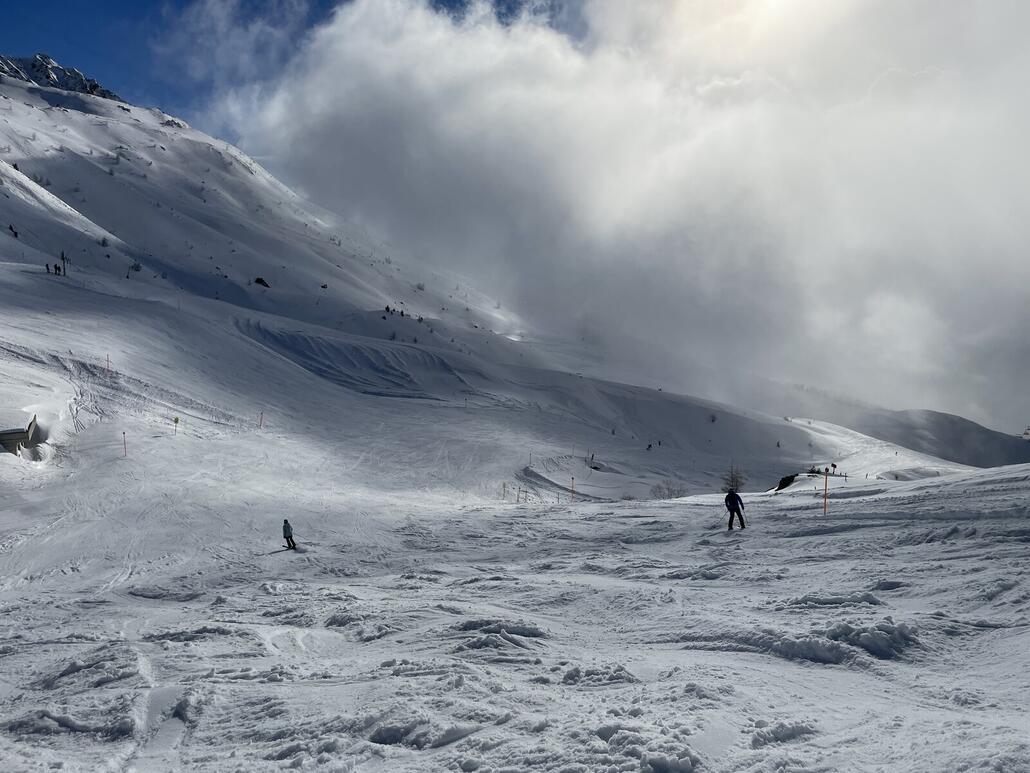 IMG_4551.jpeg (332.58 KiB) 5859 mal betrachtet Dieser Hang ist diese Saison oft in mässigem Zustand. Auch am Dienstag waren hier wieder Buckel aus einem unangenehmen Sulz-Neuschnee-Gemisch dominierend.