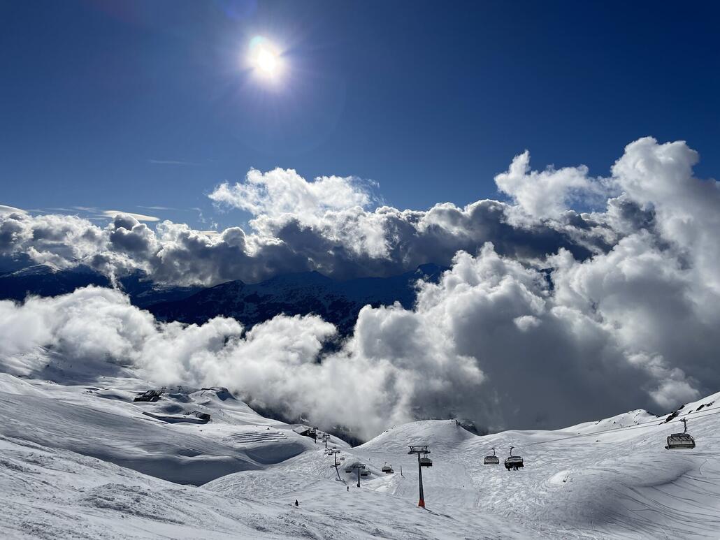 IMG_4549.jpeg (276.22 KiB) 5858 mal betrachtet Nachmittagsstimmung am Urdenfürggli. Trotz des Neuschnees hielt die Piste gut durch. Ein Grund war sicher, dass an diesem Tag relativ wenig Leute unterwegs waren und es eher kühl blieb.