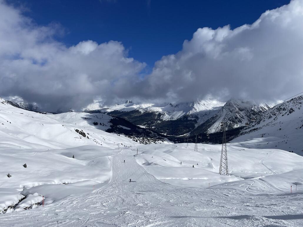 IMG_4547.jpeg (301.06 KiB) 5858 mal betrachtet Erstbefahrung diesen Winter: 2b zum Hörnliexpress. Letzten Winter schaffte ich es nie, diese Piste zu befahren. Die Abfahrt gefällt mir.