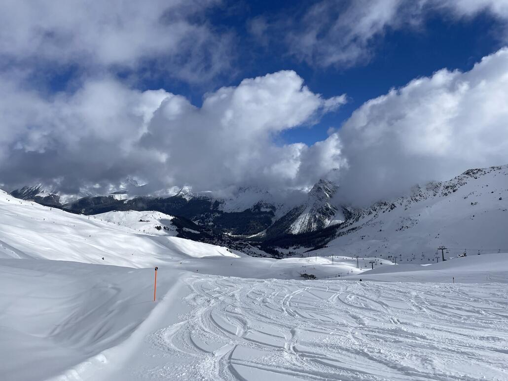 IMG_4544.jpeg (262.3 KiB) 5789 mal betrachtet Am Hörnli in Arosa gab es sogar noch Pistenpowder.