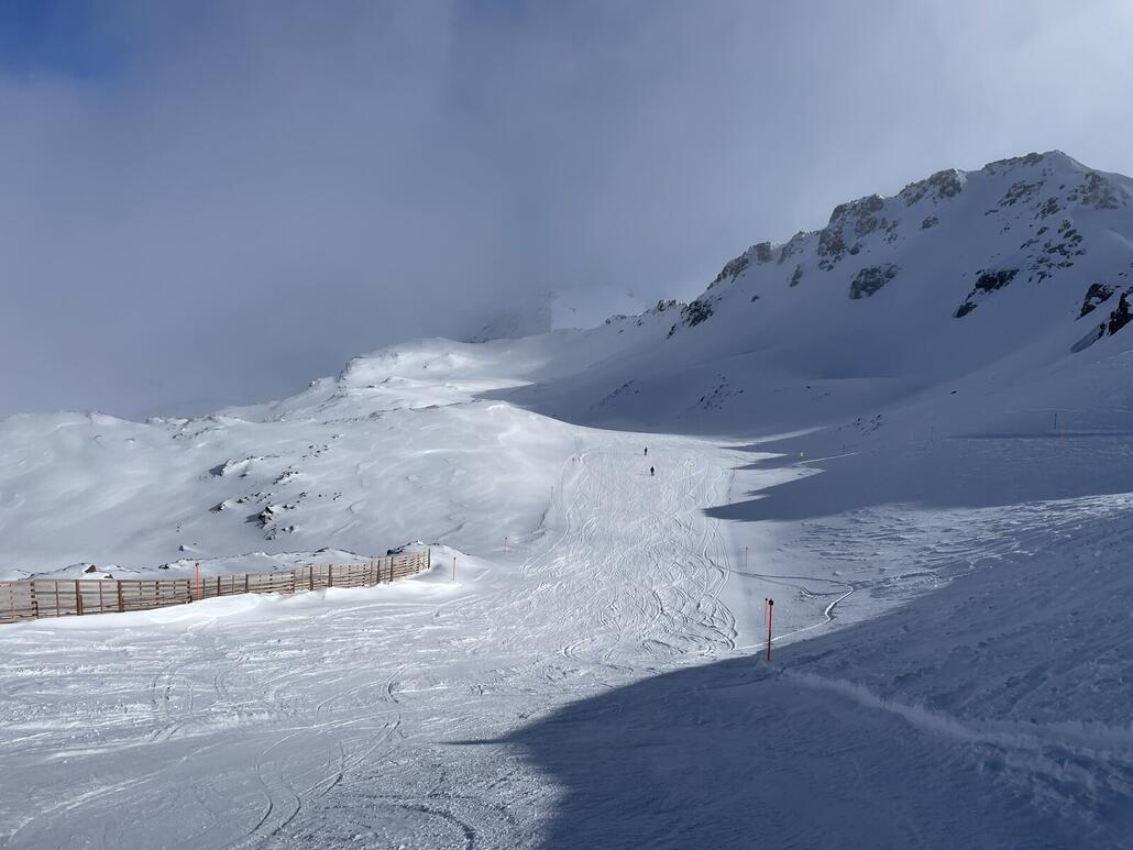 IMG_4542.jpeg (241.84 KiB) 5859 mal betrachtet Sehr leichter Pulverschnee auf dem Rothorn. Toll, so gefällt mir der Februar wieder. Der Schnee war auf der Piste allerdings ultralangsam. Die Galeriedurchfahrt aber überraschend locker, viel weniger bremsig als auf der freien Piste.