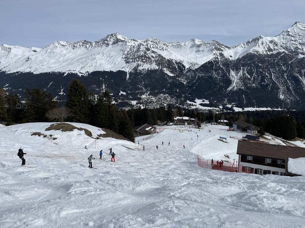 IMG_4541.jpeg (446.03 KiB) 5859 mal betrachtet Ein weiteres Sinnbild für diese Tage: Der Pistenzustand bei Tgantieni. Dort, wo die Pisten nicht mehr richtig durchfrieren konnten und jeweils viele Leute unterwegs waren, sahen die Pisten oft so aus wie dieser Abschnitt.
