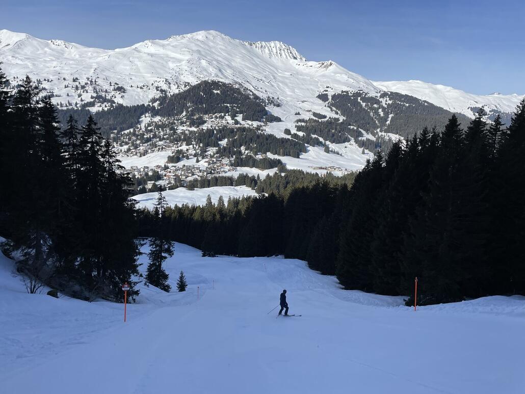 IMG_4536.jpeg (295.07 KiB) 5858 mal betrachtet Spontan entschieden wir uns, nicht über das Obertor die Seiten zu wechseln, sondern über die Piste 29 und den Bereich Fastatsch, da wir diese Saison noch nie in diesem Sektor waren. Die Piste war überraschend gut, wenn auch hart. Zumindest dort, wo die Abfahrt in der Nacht hergerichtet worden war. Denn plötzlich war die Präparation fertig.