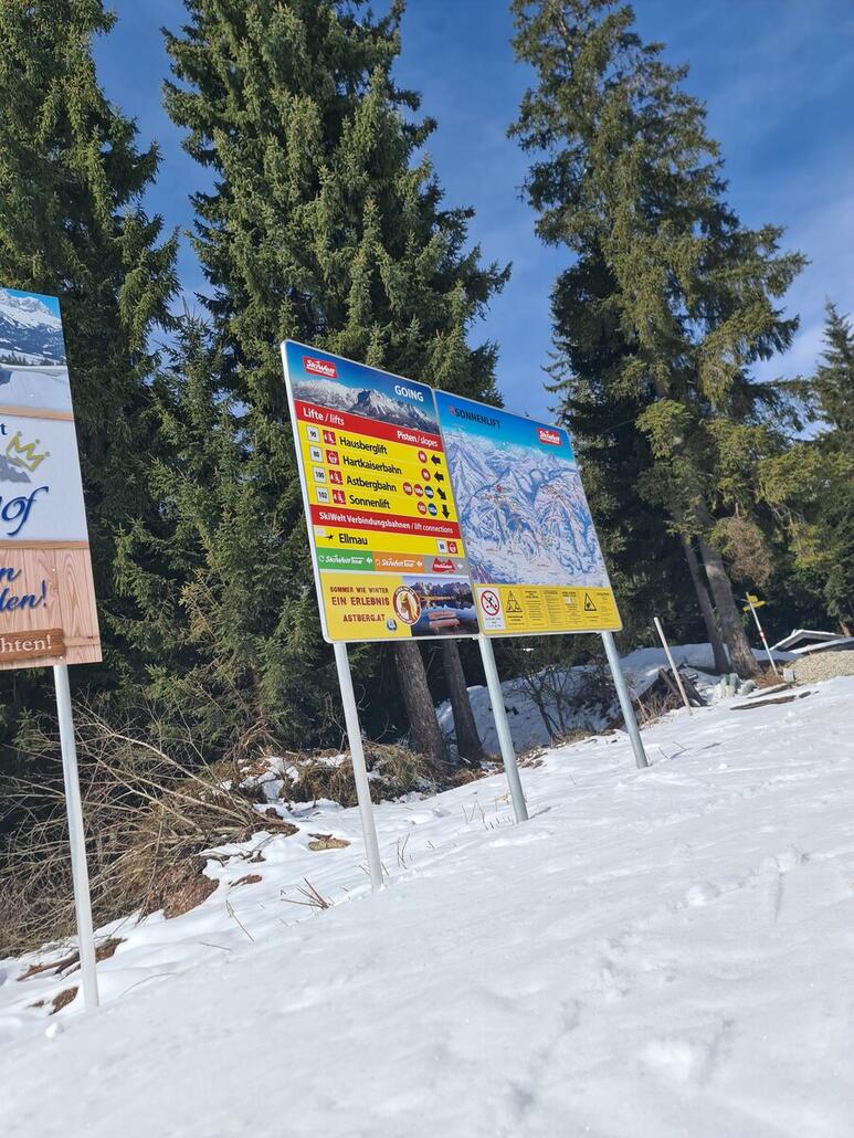 Ein Pfeil zeigt in den Waldabgrund