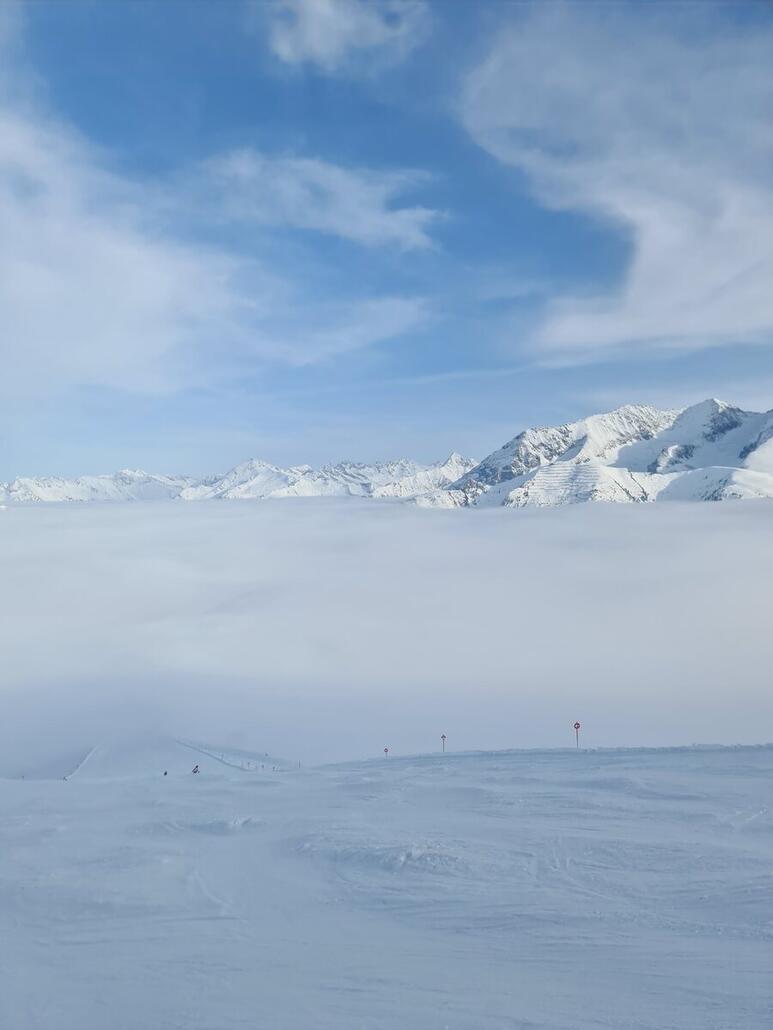 Oben Sonne unten dichter Nebel
