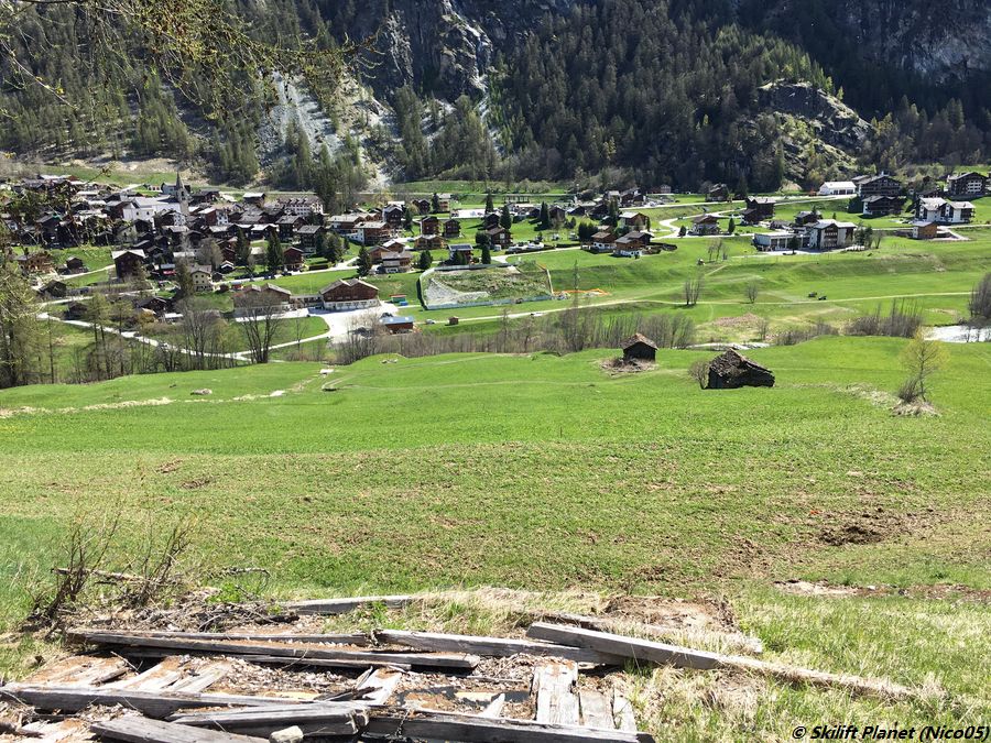 Blick auf die gesamte kurze Strecke des Skilifts