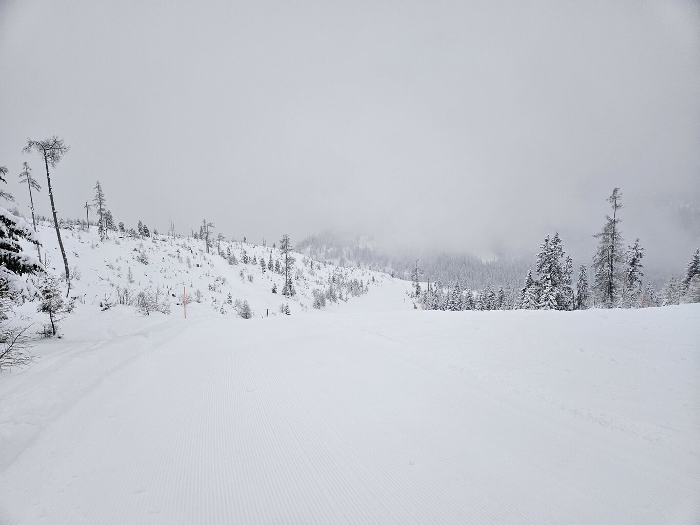 Nach ein Aufwärmgetränk in der Krimandl wurde die finale Abfahrt eingeleitet. Stieg den bereits geschlossenen Seillift zu den Talabfahrten auf.