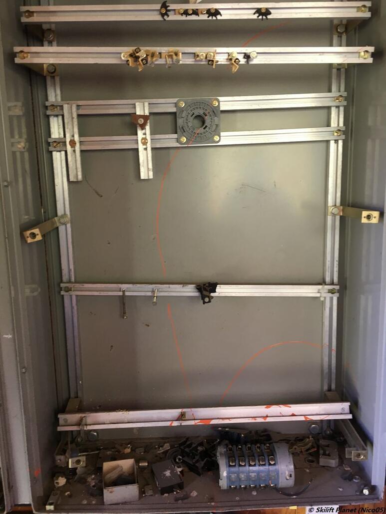 Das Innere der Hütte mit den elektronischen Steuerungen