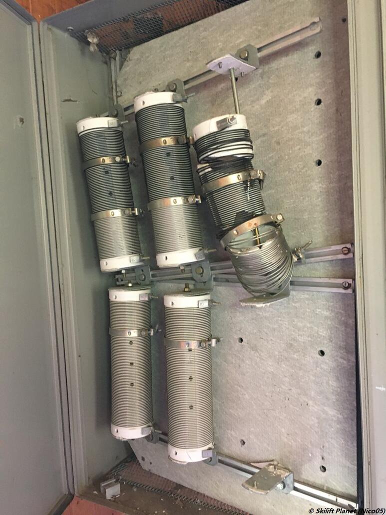 Das Innere der Hütte mit den elektronischen Steuerungen