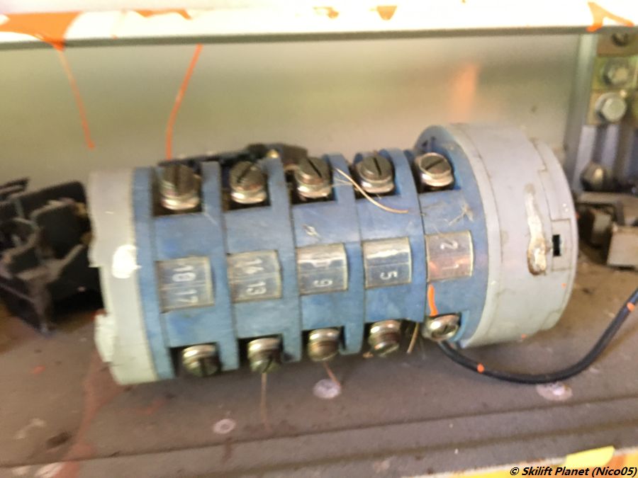 Das Innere der Hütte mit den elektronischen Steuerungen