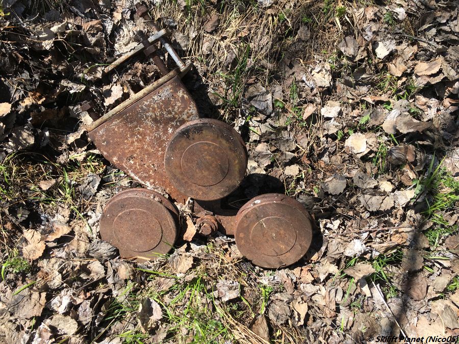 Rollenbatterie. Meiner Meinung nach gehören diese Überreste zu dem Skilift von 1954 und nicht zu dem von 1966