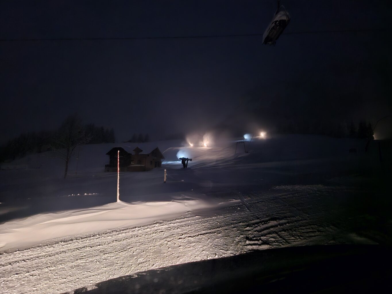 Bei der Heimfahrt noch schnell zum Grafenwiesenlift, der auch am 07.12 startet. Er nutzt echt jedes Schneifenster aus, auch wenn es den Schnee etwas verwindet.