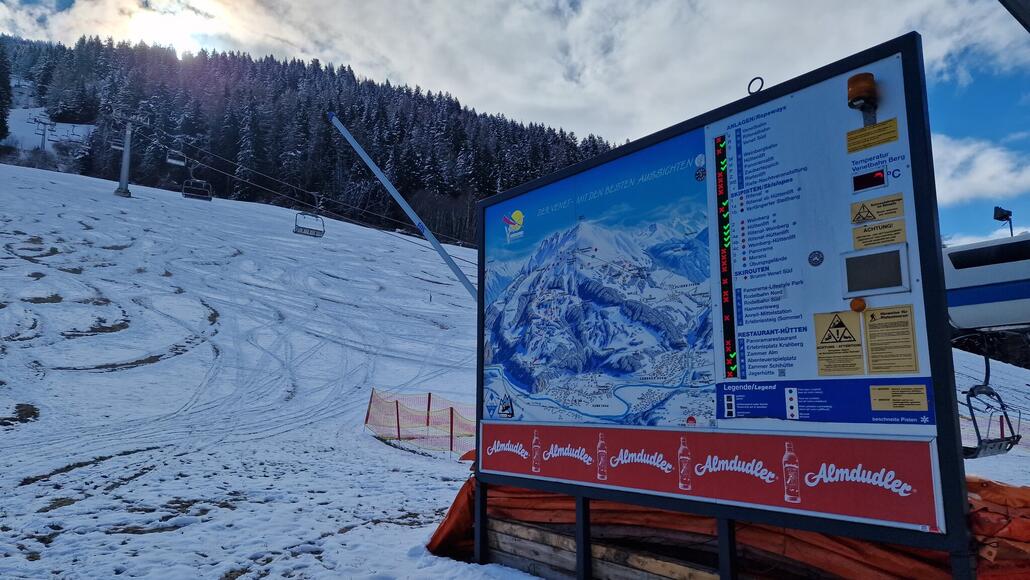 Die Übersichtstafel an der Talstation kann nicht leugnen, was hier los ist. Das Skigebiet wird mittlerweile nur noch durch die Sesselbahn Rifenal erschlossen.