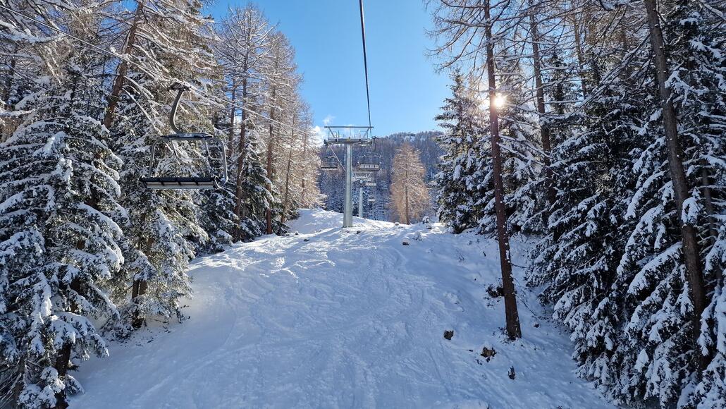 Die rund 750 Höhenmeter der Rifenalbahn merkt man sofort. Während im Tal kaum Schnee liegt, so ist es an der Bergstation noch winterlich weiss.