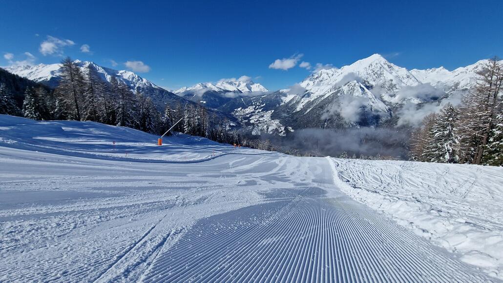 Was aber überrascht sind die perfekt präparierten Pisten und unglaublich, dass man um halb 11 immer noch solche Rillen vorfindet!