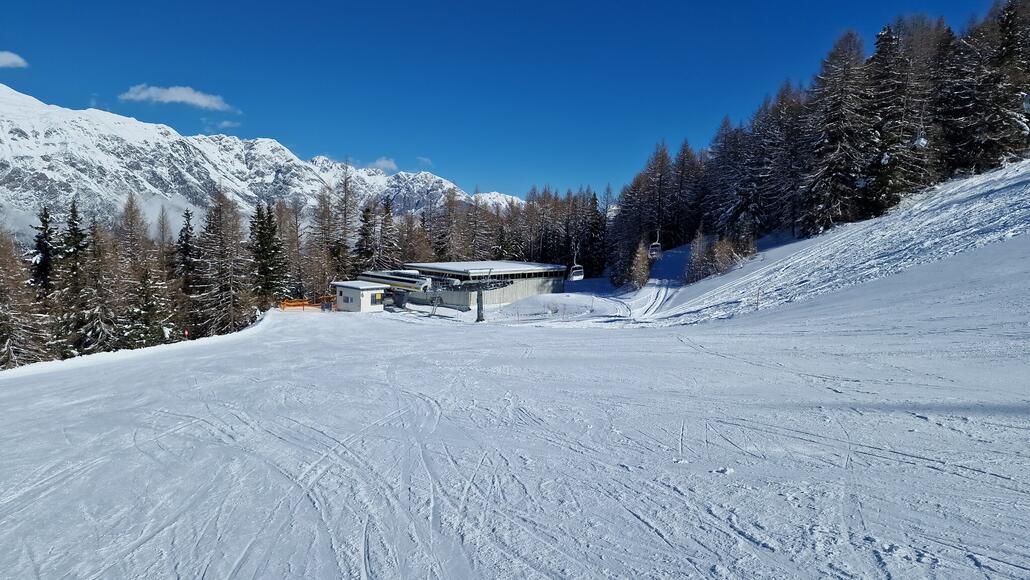 Auch an der Talstation der Weinbergbahn ist überhaupt nichts los. Solche Anblicke gibt es zur Hauptsaison im Tirol wirklich selten.