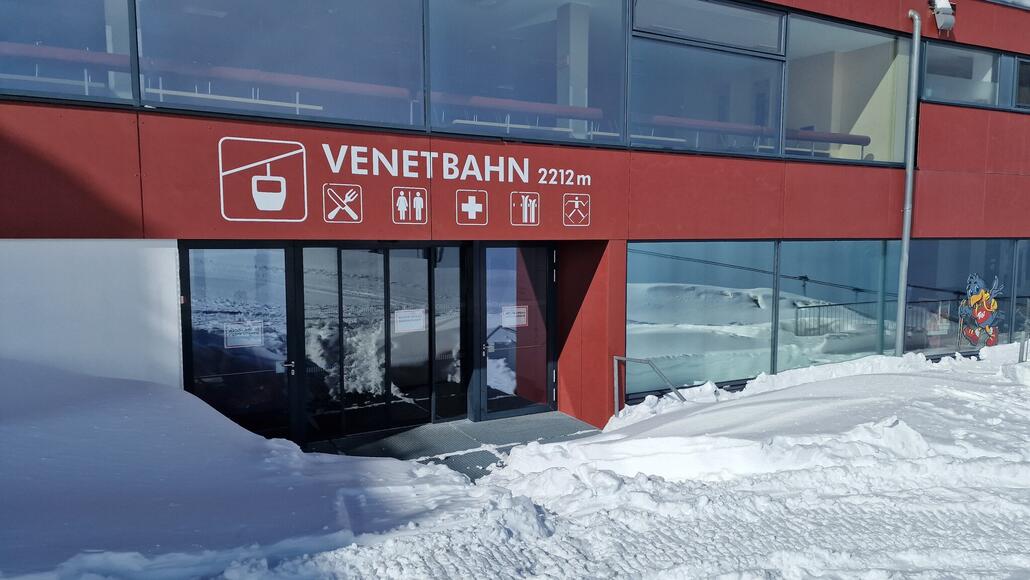 Der Gebäudekomplex an der Bergstation ist dunkel und geschlossen.