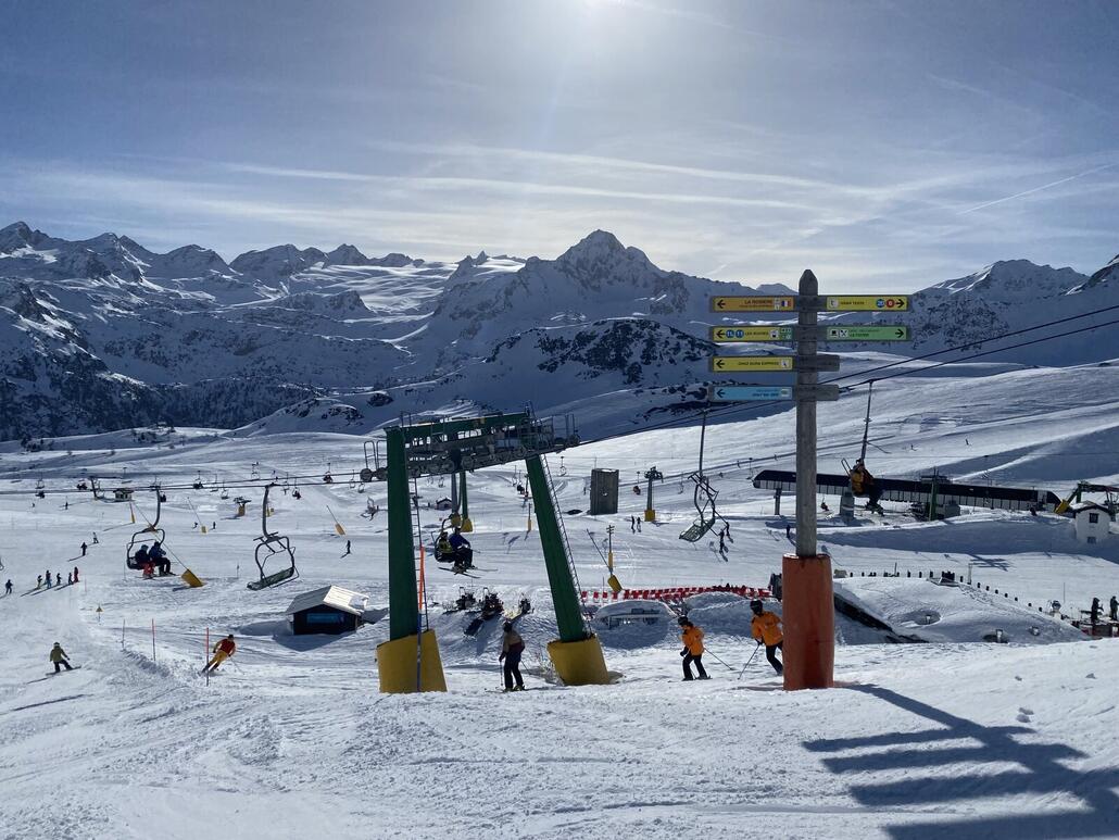 Ausblick über den Hauptberg von La Thuile mit unzählige Lift- und Pistenvarianten.