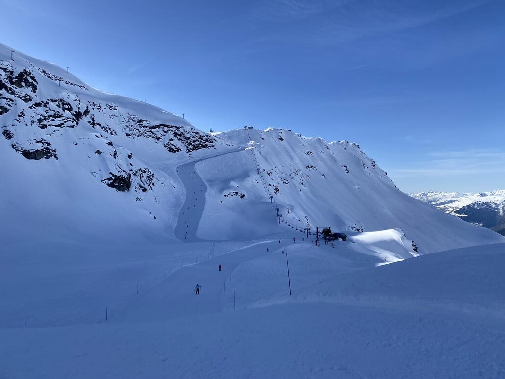 Blaue Abfahrt "Faisan", mit 3-SB Belvedere im Hintergrund.