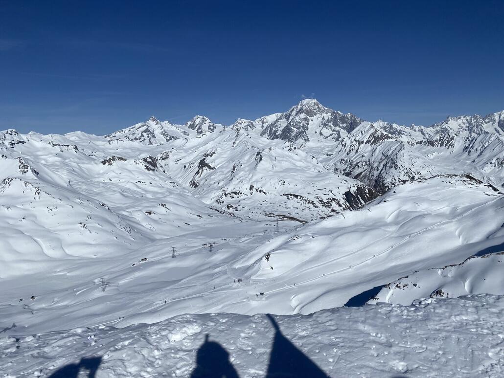 Panoramablick zum Col du Petit St-Bernard und Mont Blanc.