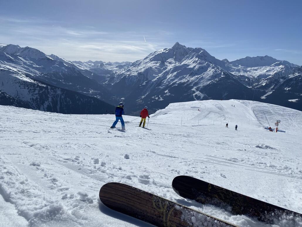 Schön aufgeweichte "Marmottes" Piste mit herrlichen Ausblick!