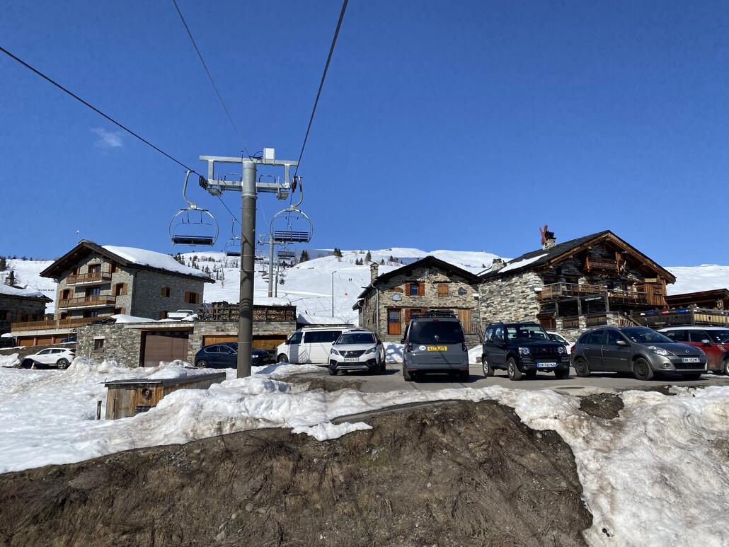 Untypisch für Frankreich: Keine hässliche Betonblocks, sondern hübsche Alpenhäuser.