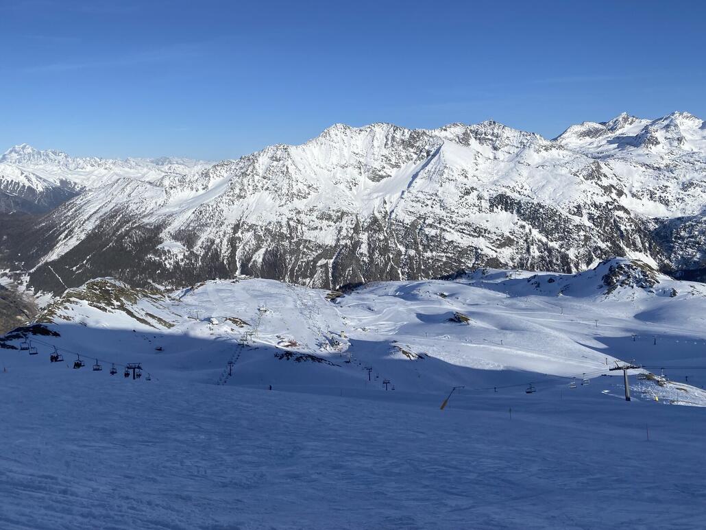 Letztes Bild vor der lange Abfahrt über Piste 18 und 6 nach La Thuile. Von oben gesehen rechts aussen rum.