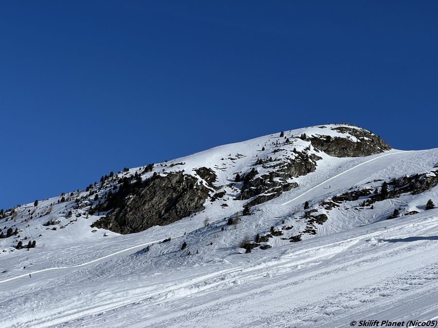 Blick auf die schwarze Piste links von den Skiliften Greppon Blanc, nicht auf dem Pistenplan