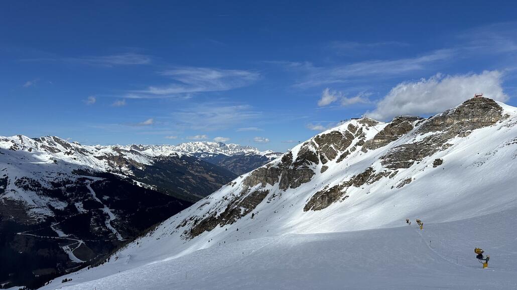 Zehn Minuten später Block nach Norden von der Bergstation der geschlossenen Jungeralmbahn. Rechts der Stubner mit der Bergstation der Senderbahn